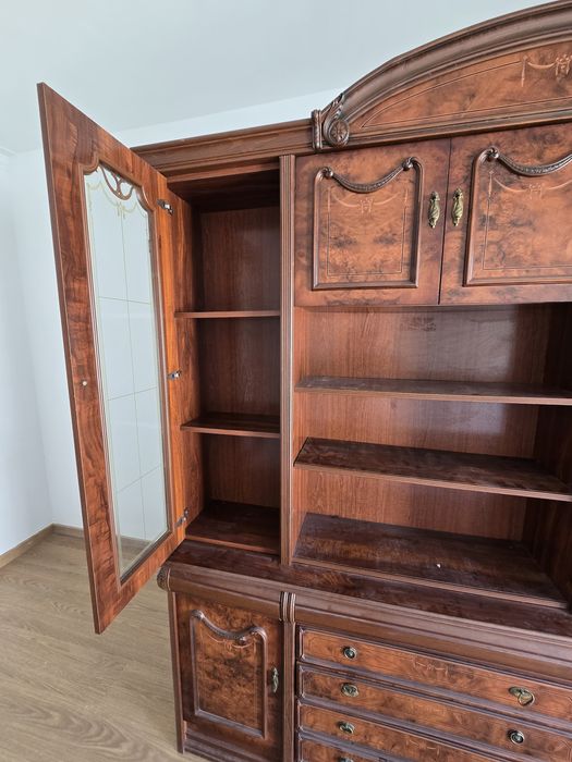 Doam-se duas estantes de madeira antigas