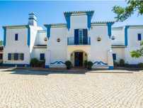 Típica moradia algarvia localizada num grande terreno