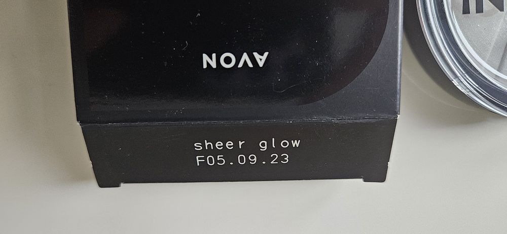 Nowy puder prasowany Głów On Highlighter Sheer Głów Avon
