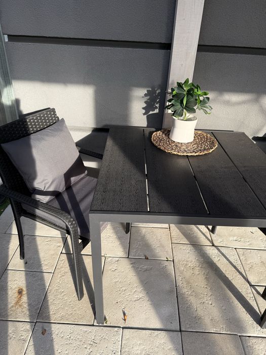 Zestaw stol krzesla i lezak technorattan na taras balkon