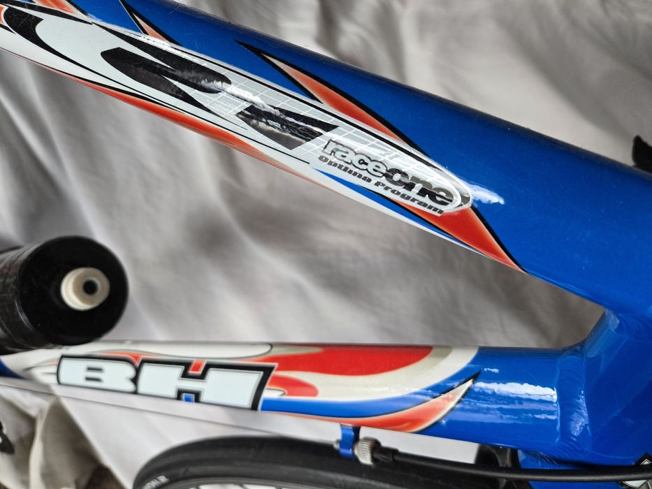 Bicicleta de estrada BH 
De sete velocidades a trás e duas a frente.
E