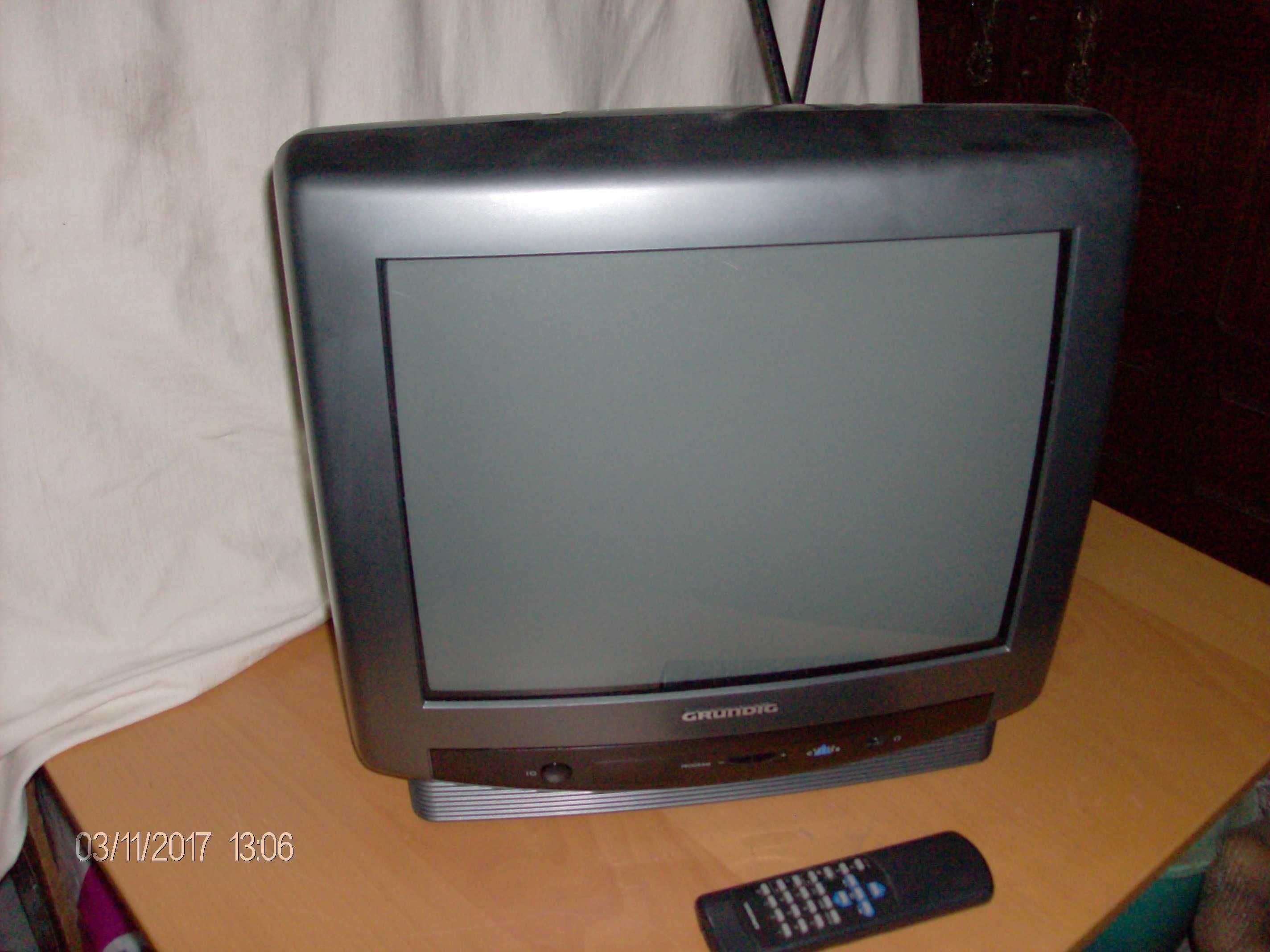 Televisão  Grundig P 45, com antena dupla