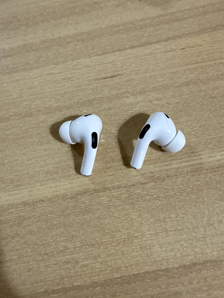 AirPods Pro (2nd generation) with MagSafe Charging Case (Lightning)