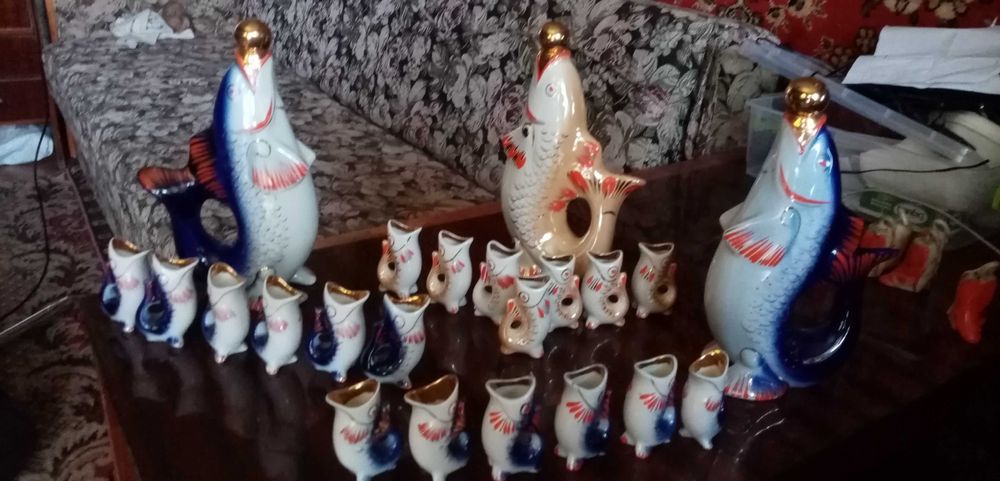 Фарфоровые изделия и стекло.