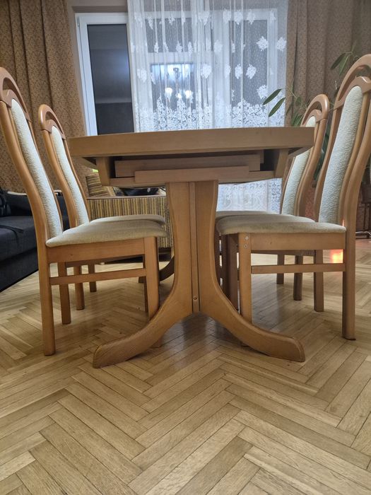 Stół rozkładany z krzesłami