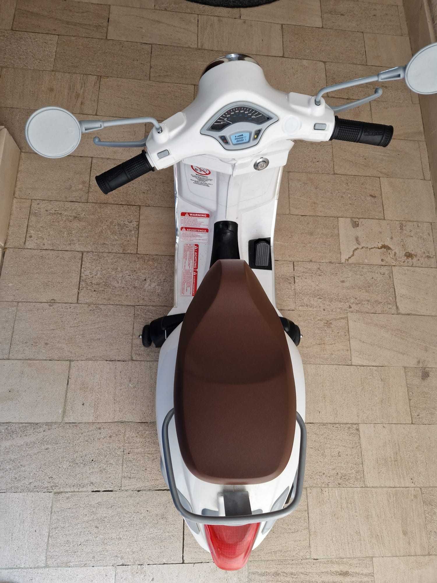 Vespa original para criança,com muito pouco uso.