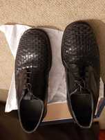 Sapatos pretos em pele