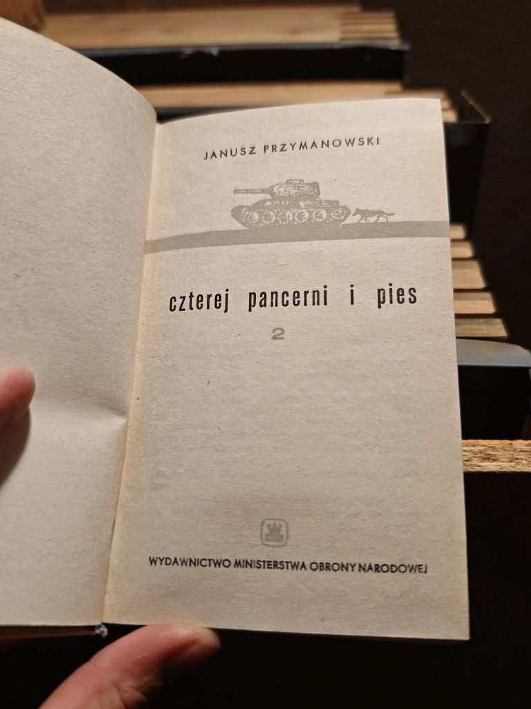 Książka Czterej pancerni i pies Janusz Przymanowski powieść wojenna