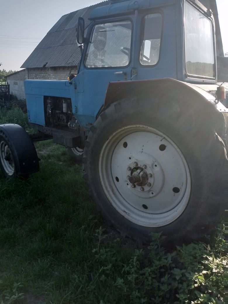 Трактор мтз-80 на повному ходу