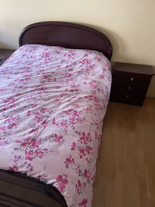 Quarto completo com móveis em madeira