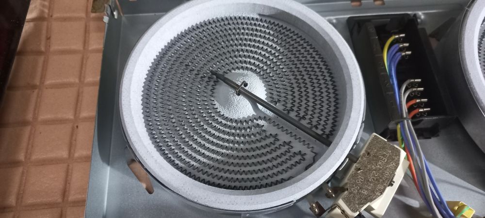 Варильна поверхня Electrolux EHS 60210P, розбите скло, конфорки робочі