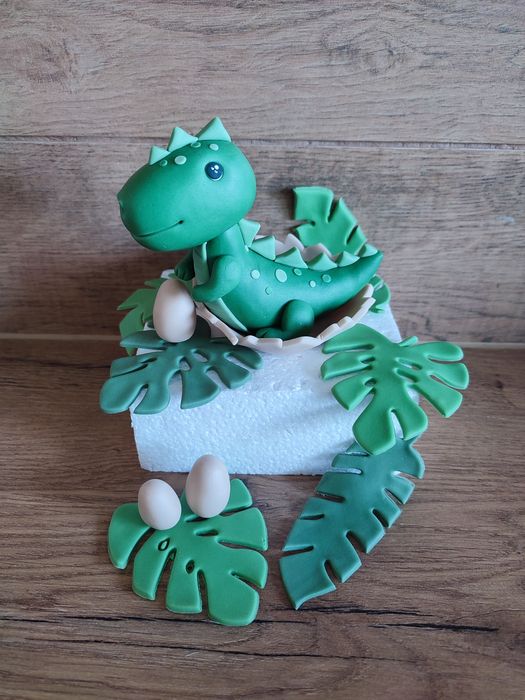 Dinozaur z masy cukrowej dekoracja na tort