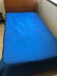 Edredão azul de dupla face para cama de corpo e meio