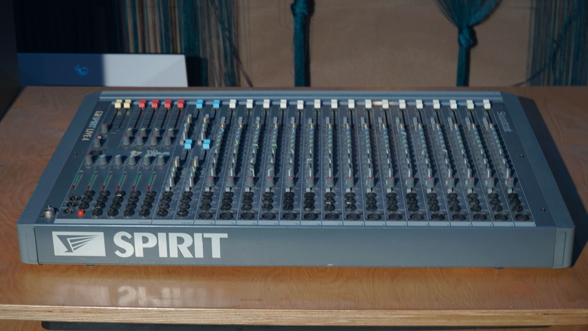 Мікшерний пульт Soundcraft Spirit Live 4