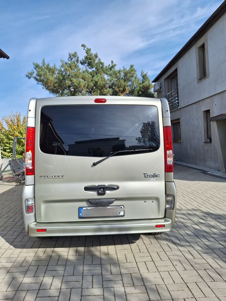 Renault trafic black edition long 9 osób