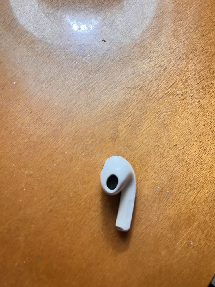 Airpods навушник і кейс