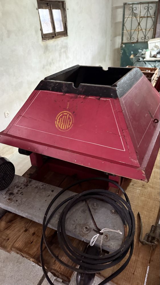 Maquina de pisar uvas manual