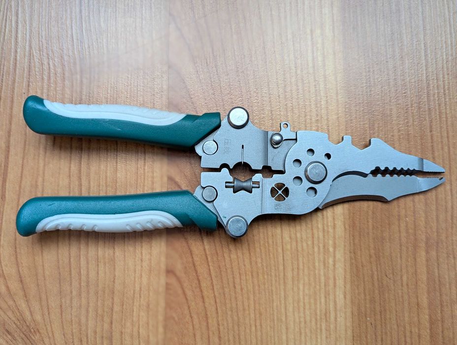 Многофункциональный складной инструмент для снятия изоляции