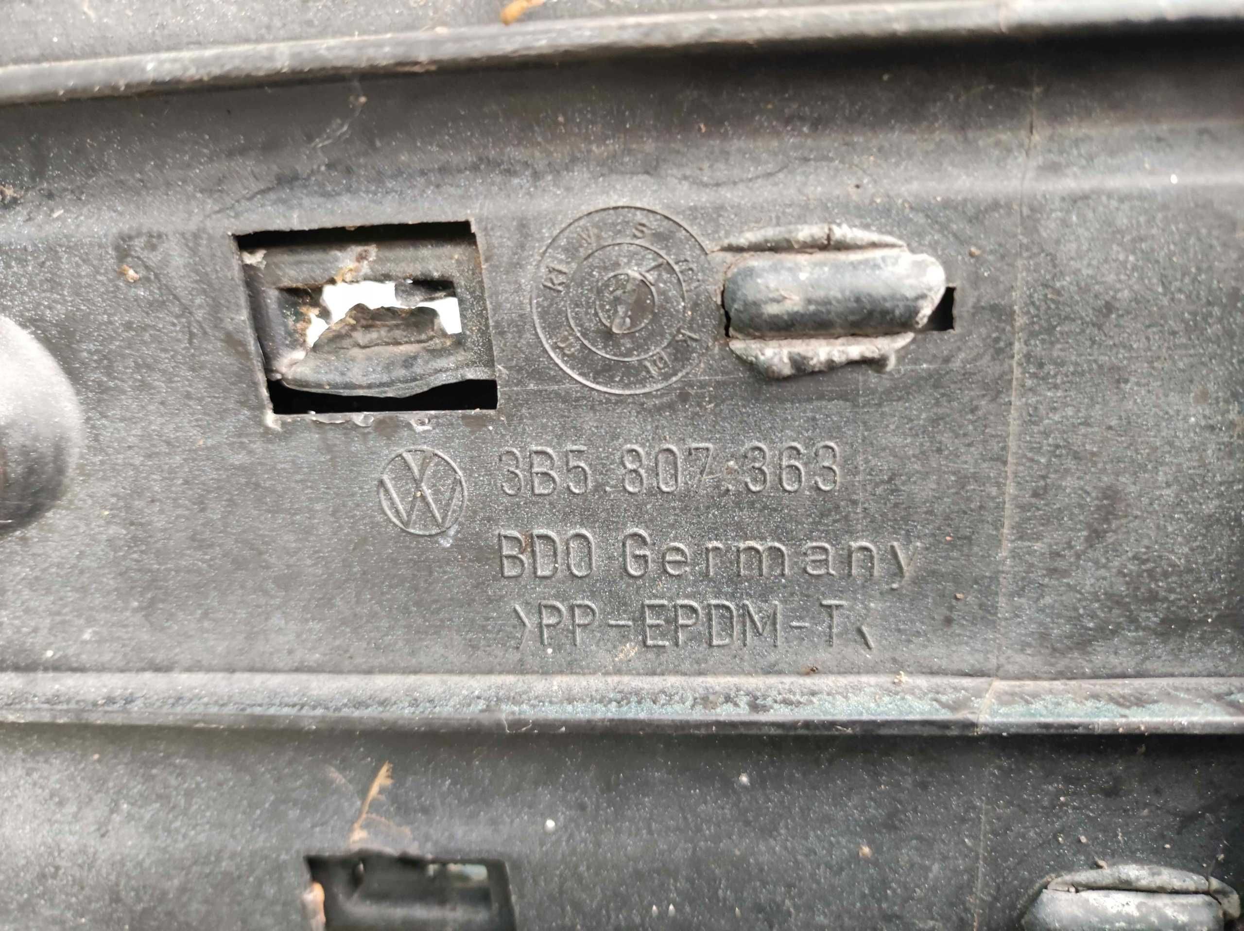 VW PASSAT B5 SEDAN 96-00 Zderzak tył tylny OE ZD34