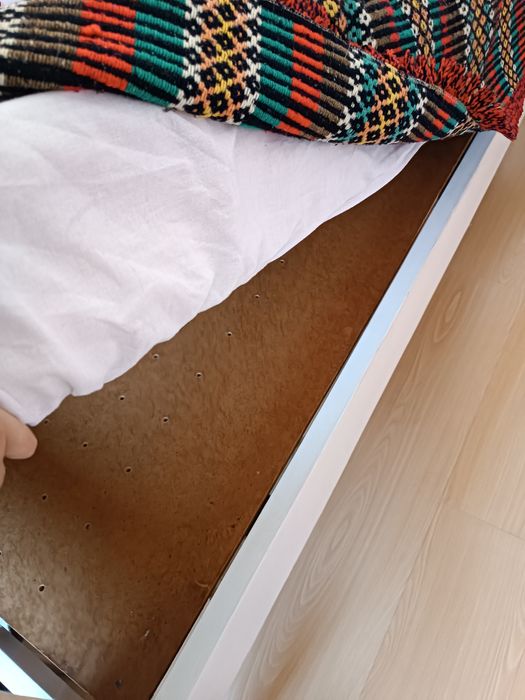 Cama de solteiro antiga em madeira branca, cabeceira em rede de palhin