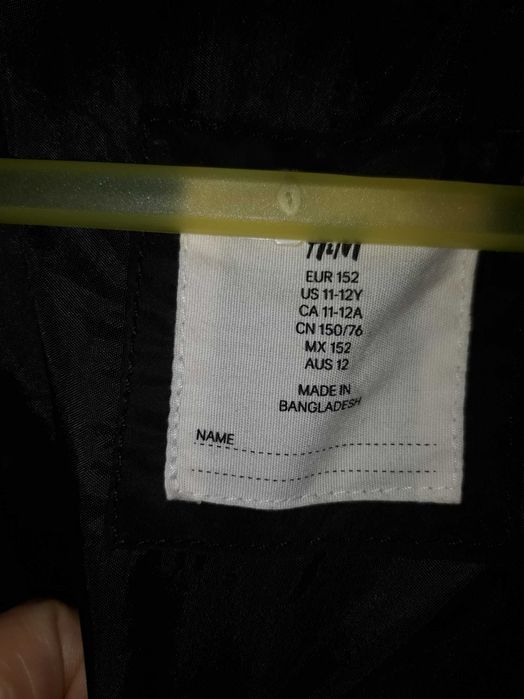 Corta vento preto com estrelas 11/12 H&M