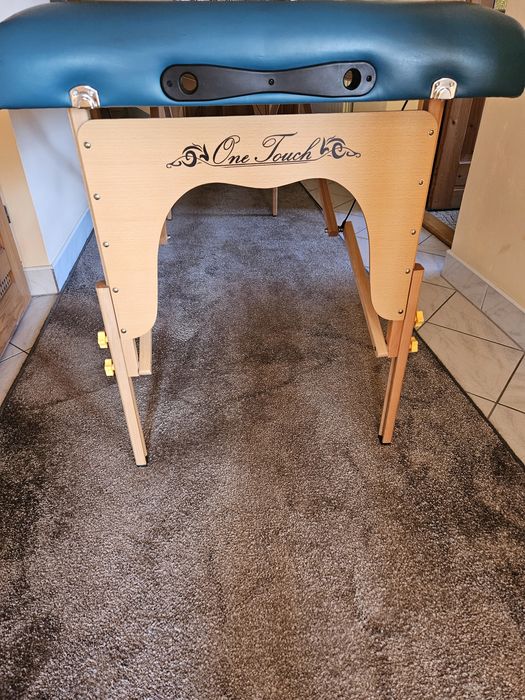 Solidny stół do masażu