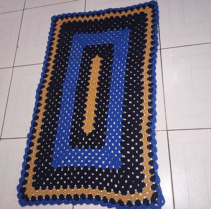 Tapete em crochê azul, preto e amarelo torrado feito à mão