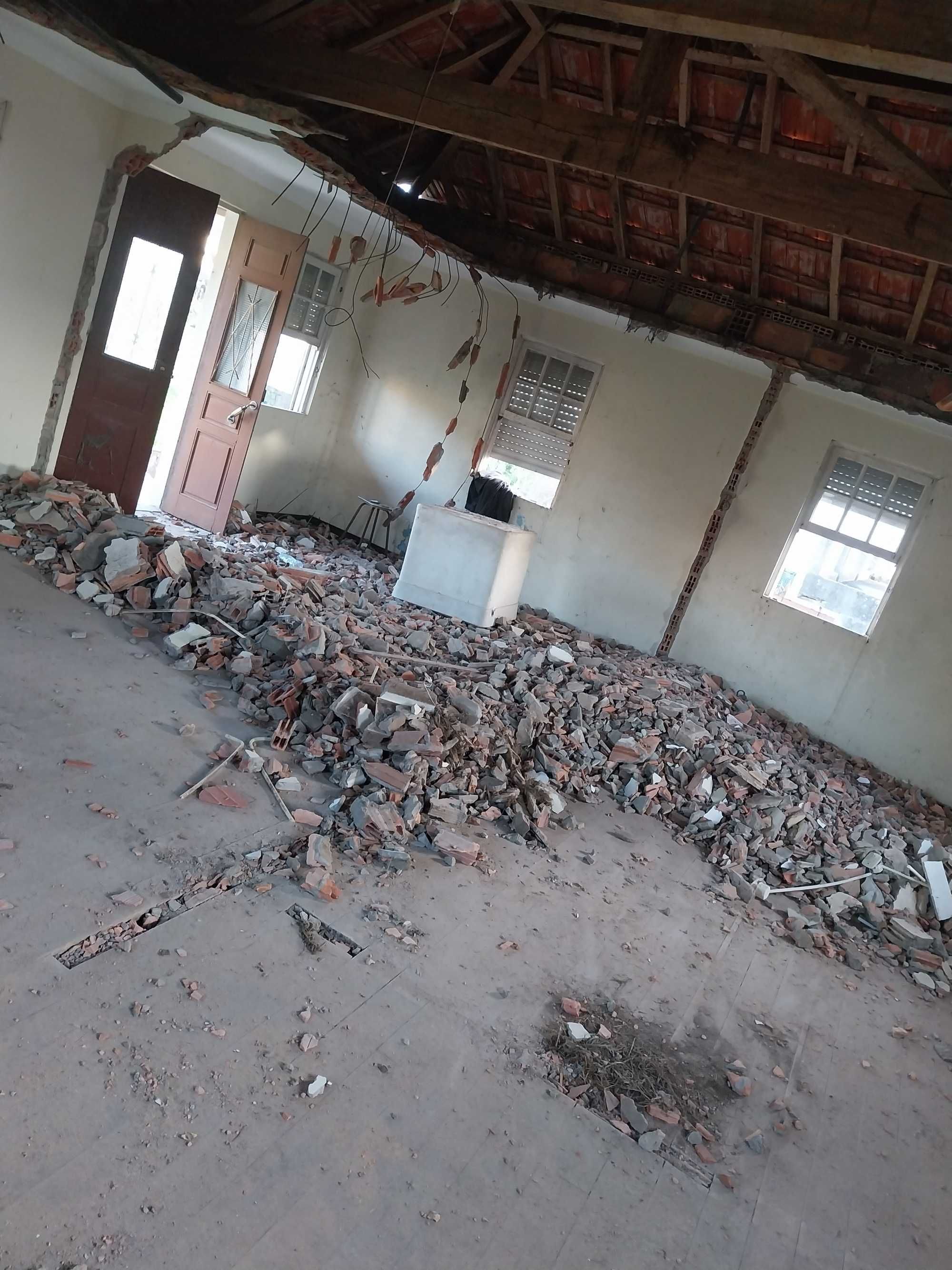 Entulho demolições madeiras lixo sucatas moveis eletrodomésticos etc