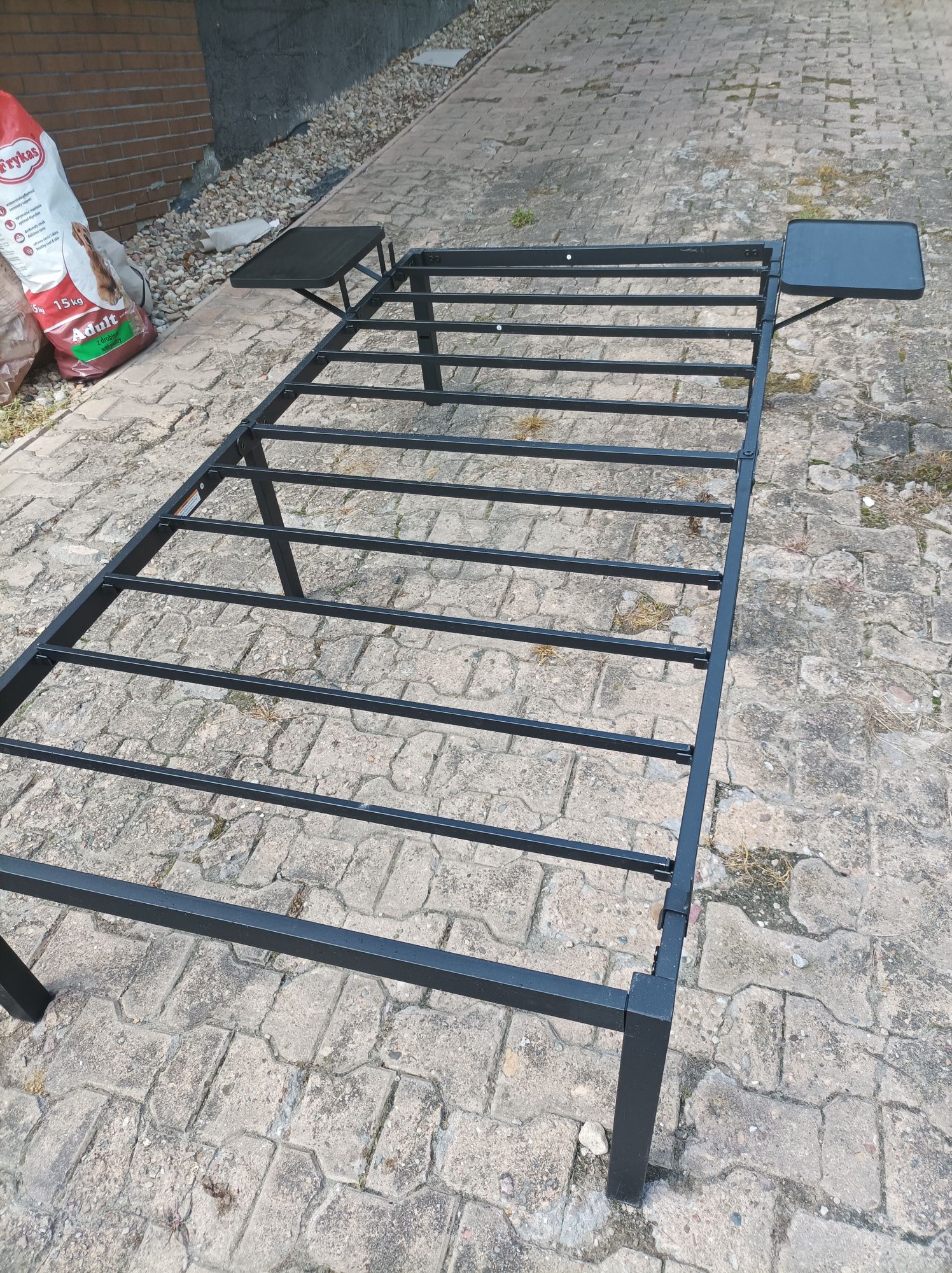 Łóżko pojedyncze metalowe