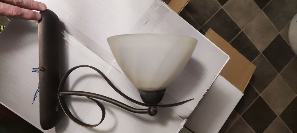 Kinkiet stylizowany na stary szczotkowany mosiądz.