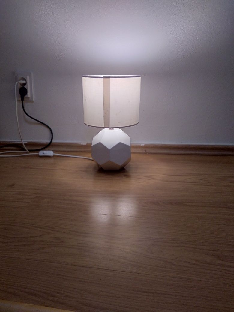 Lampka stojąca na stolik