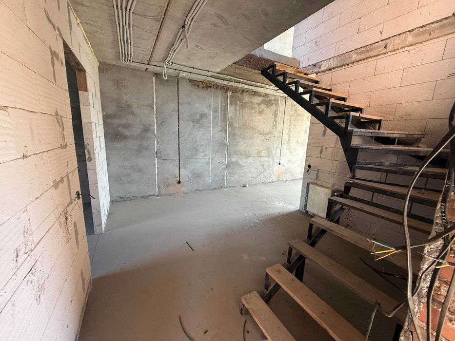 Продам будинок-дуплекс у Лезнево