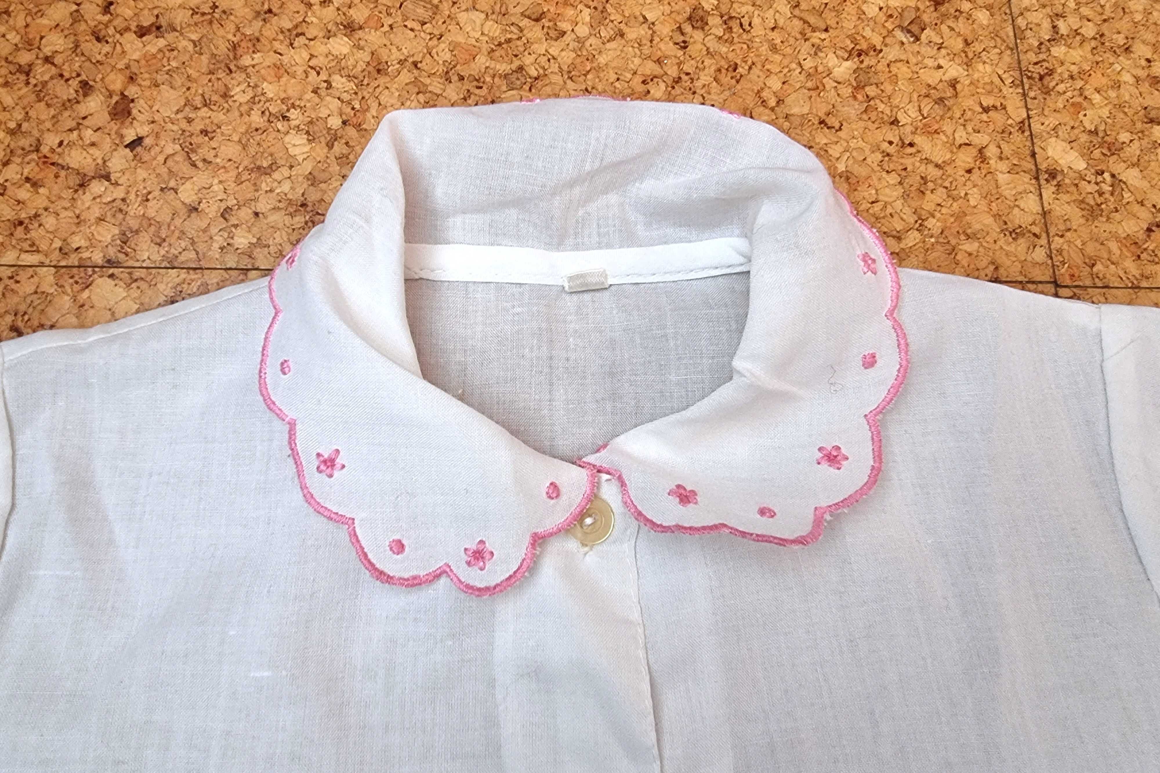 Camisa de manga curta branca com detalhes rosa, 3 anos