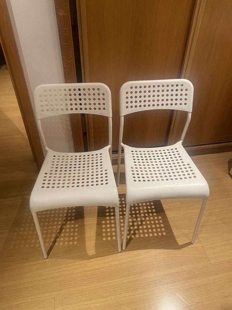 2 cadeiras brancas em bom estado