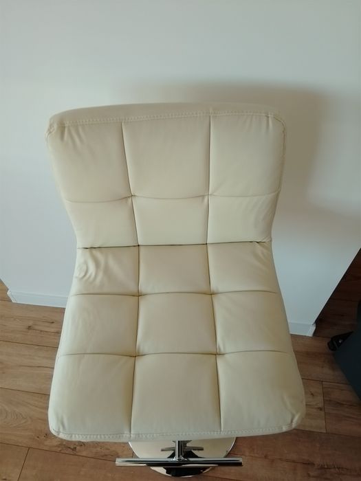 Krzesła hoker kremowe