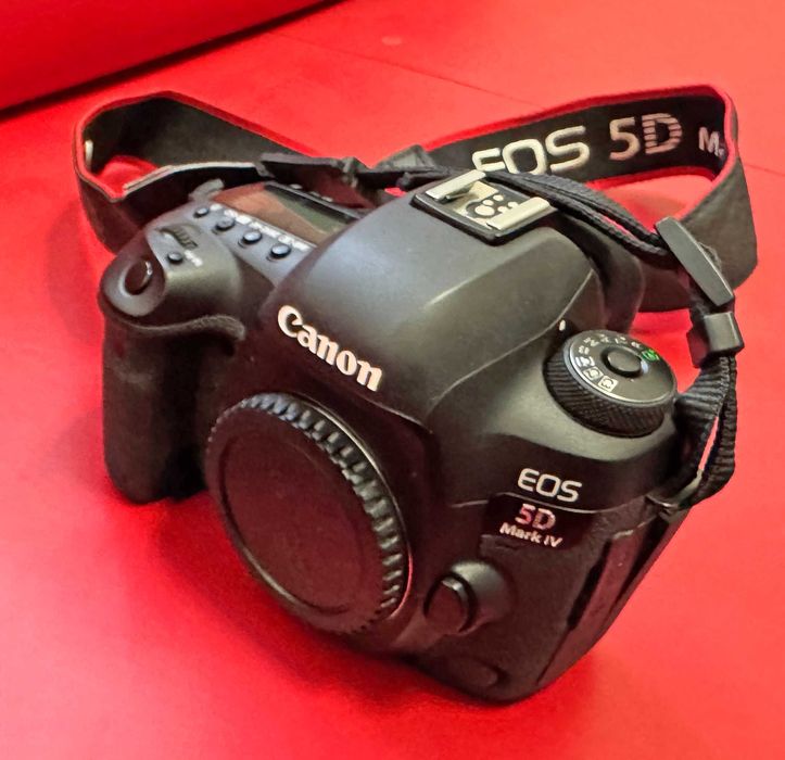 Canon EOS 5D Mark IV DSLR