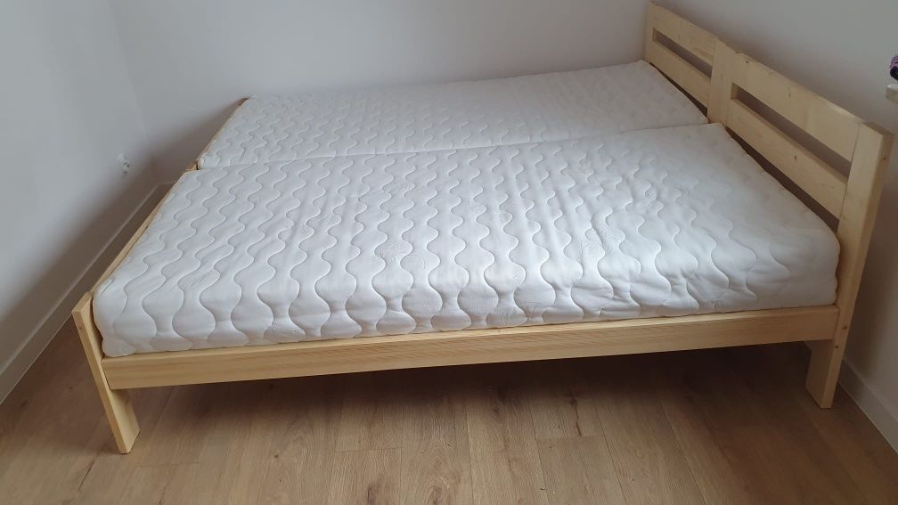 Łóżka drewniane wraz z materacami