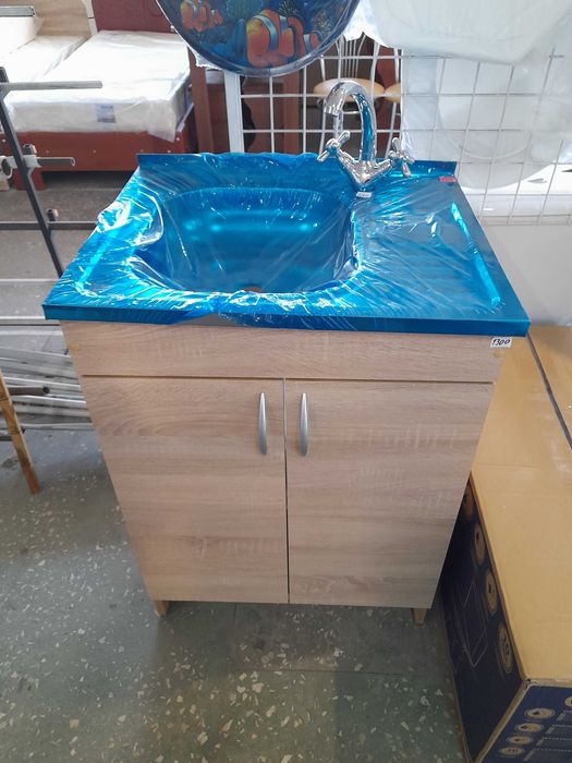 Умивальник на тумбі для ванної кімнати.