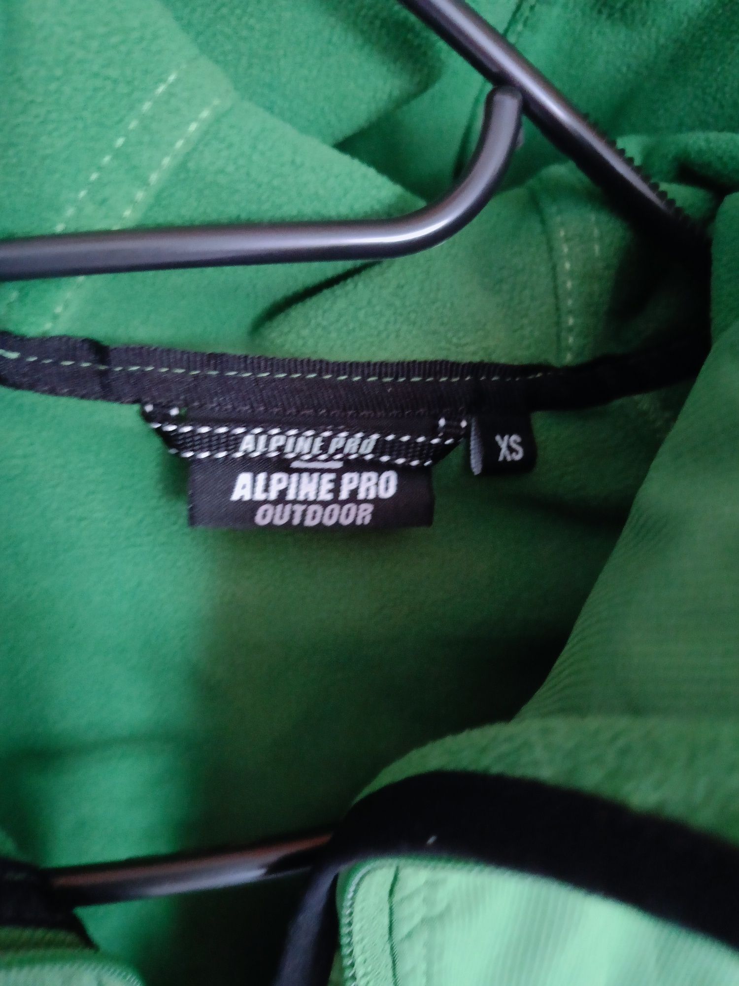 Damska kurtka wiosenno-jesienna Softshell z kapturem rozmiar XS
