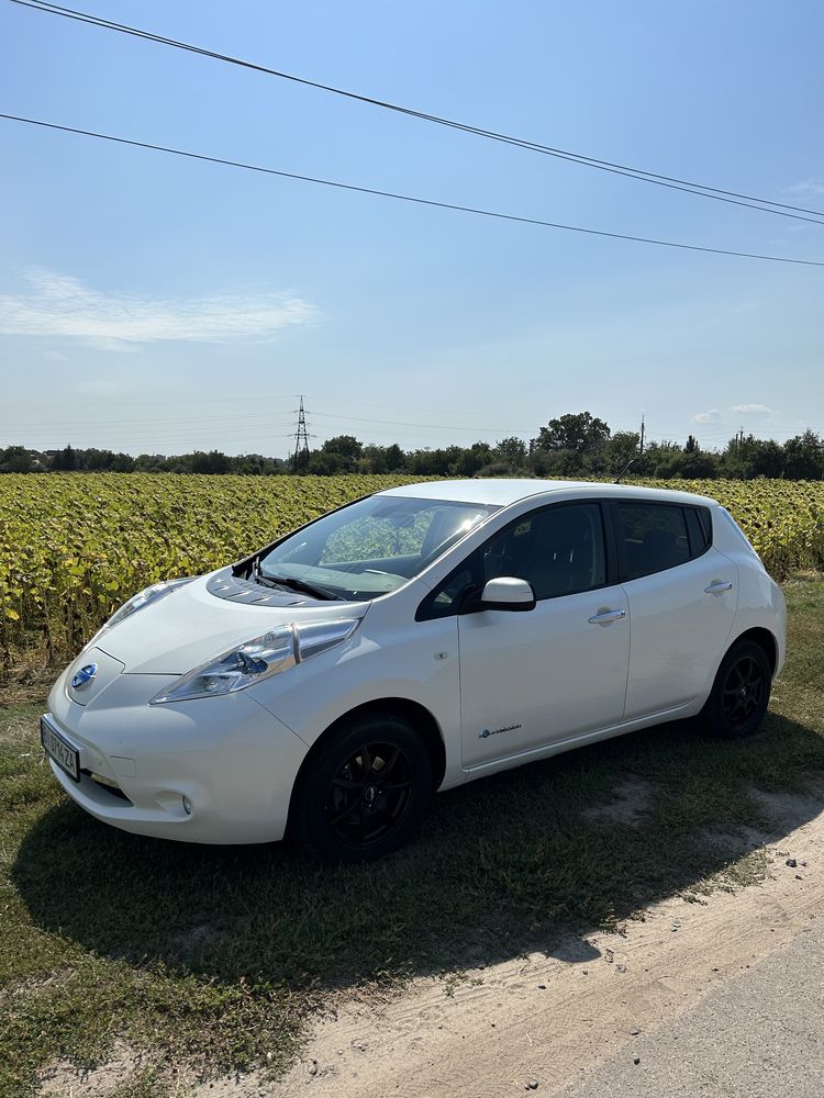 Nissan leaf 2013 рік