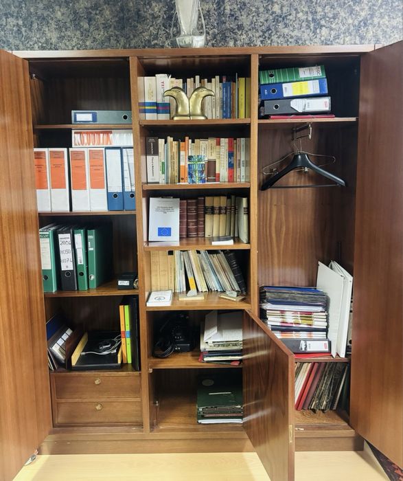 Estante em cerejeira (madeira maciça) c/portas (excelete estado)