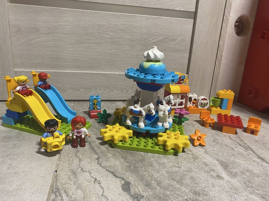 Конструктор лего дупло Семейный парк аттракционов