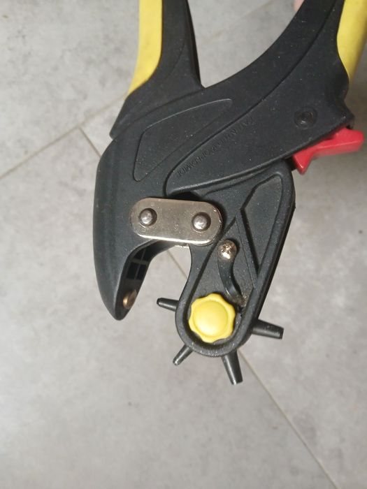 Przyrząd do ro ienoa różnej  grubości dziurek w pasku estetycznoe