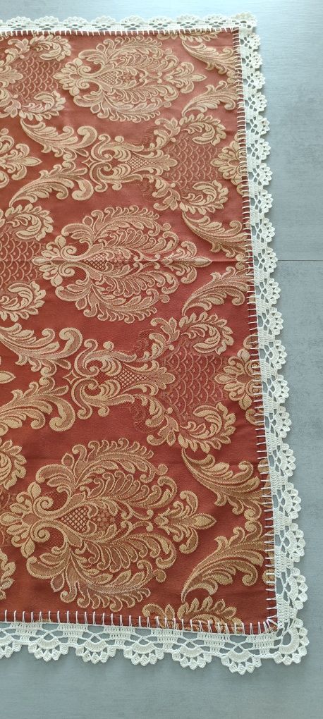 Toalha de Mesa Clássica com Acabamento em Crochê feito à mão