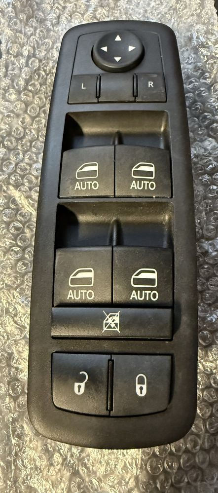 Panel przełączników szyb w drzwi Chrysler Pacifica