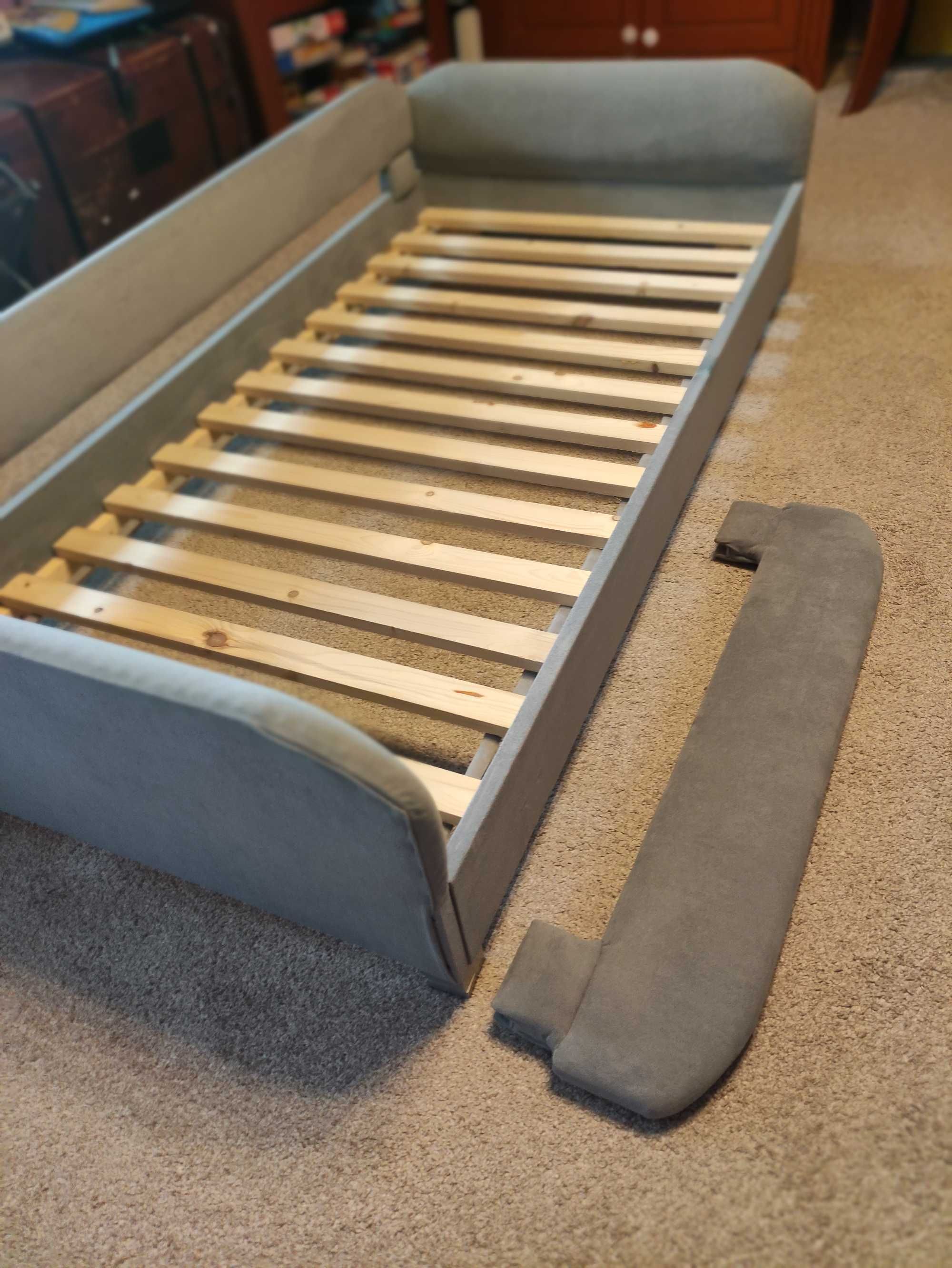 Szare łóżko tapicerowane BabyComfort 160x80 +materac termoelastyczny
