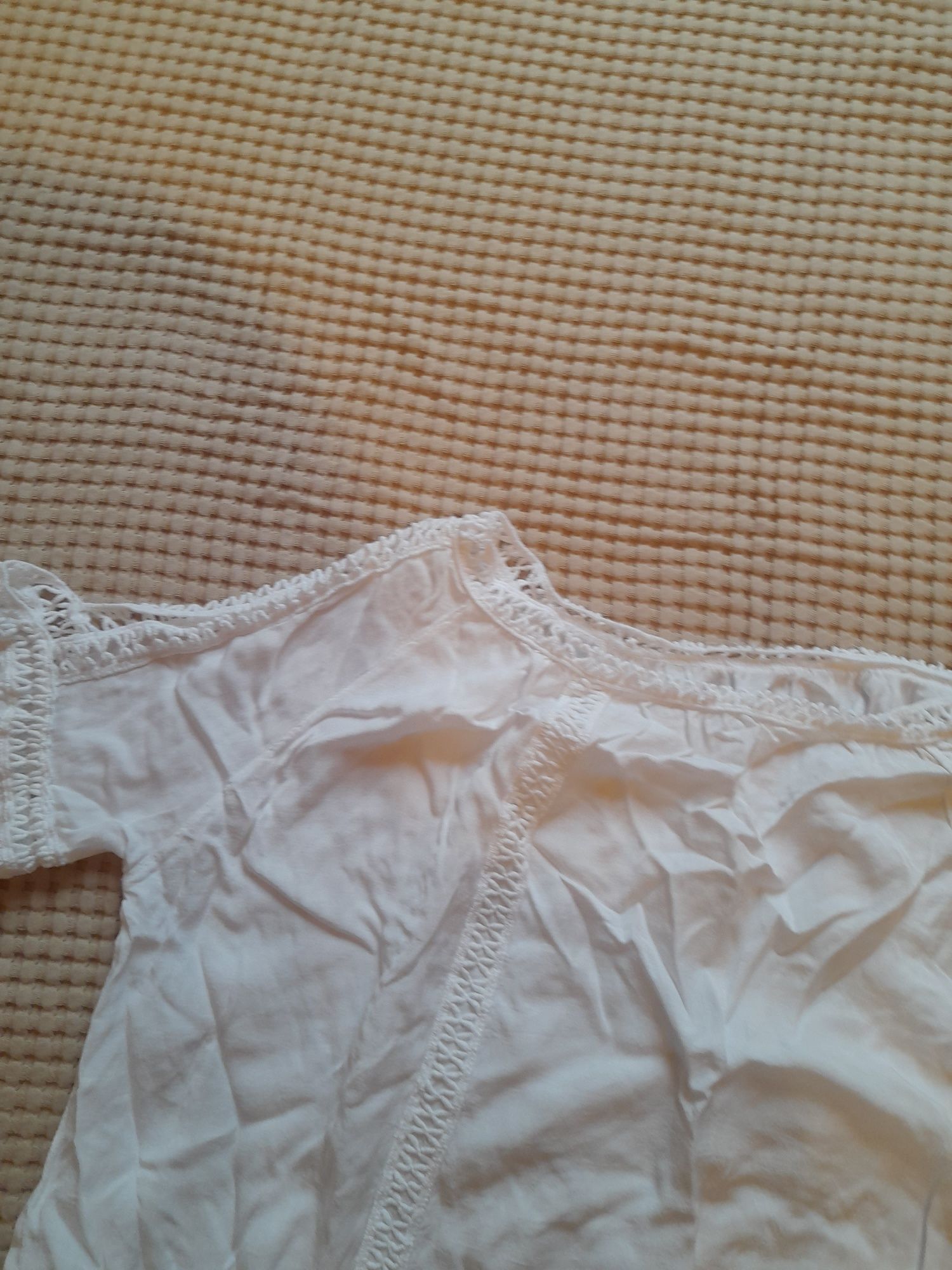 Bluzka biała bawełniana z odkrytymi ramionami z koronką roz.40-44