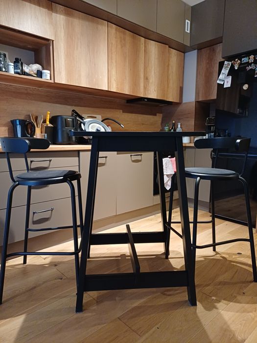 Zestaw barowy IKEA – stół + 2 hokery YNGVAR, czarny/antracyt