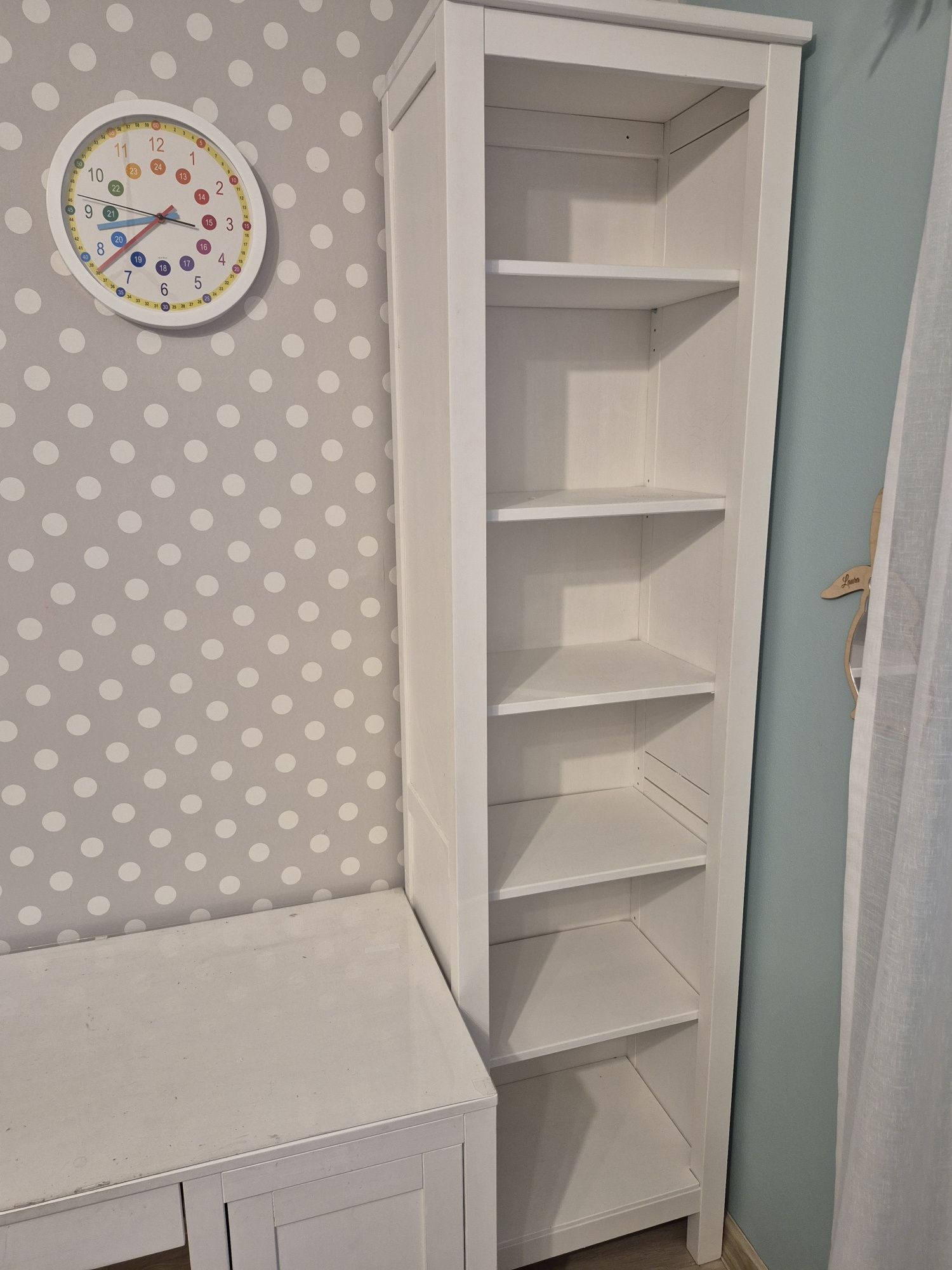 Biały regał drewnyany Ikea hemnes