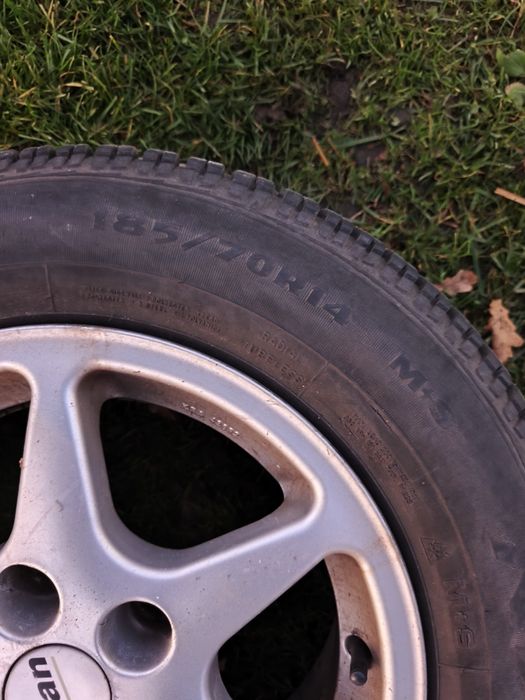 Alufelgi z oponami rocznymi wielosezonowe